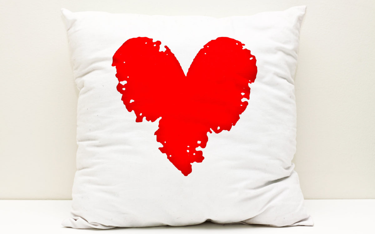 Сердце на подушке песня. Подушка сердечки. Подушки ко Дню влюбленных. Декоративная подушка "сердце".