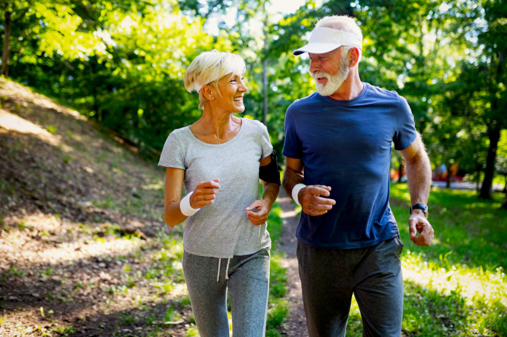 Älteres Ehepaar joggt