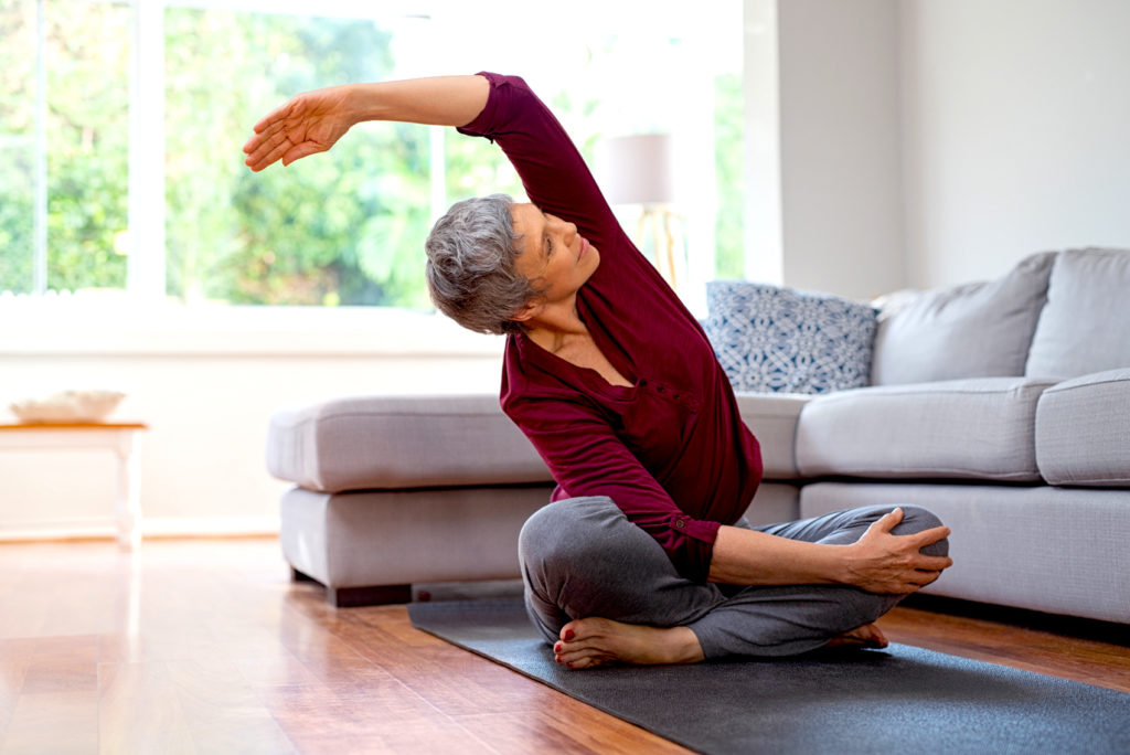 Ältere Frau macht Yogaübung